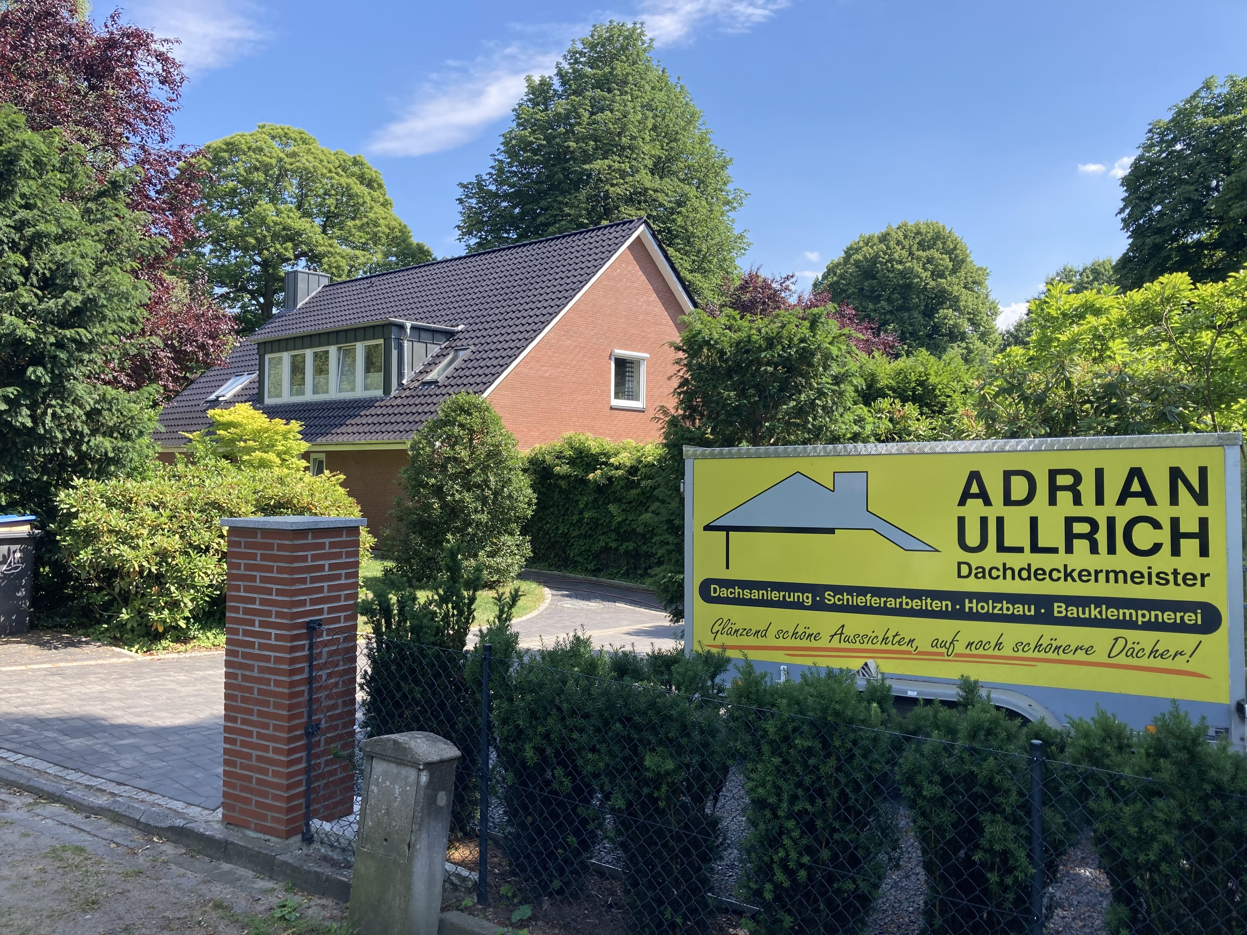 Firmenlogo Dachdeckermeister Adrian Ullrich im Vordergrund eines Backsteinhauses